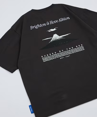 三笘薫所属「ブライトン」× フリークスストア 初コラボアイテムが5/22 12:00 発売 (Brighton & Hove Albion FC FREAK’S STORE)