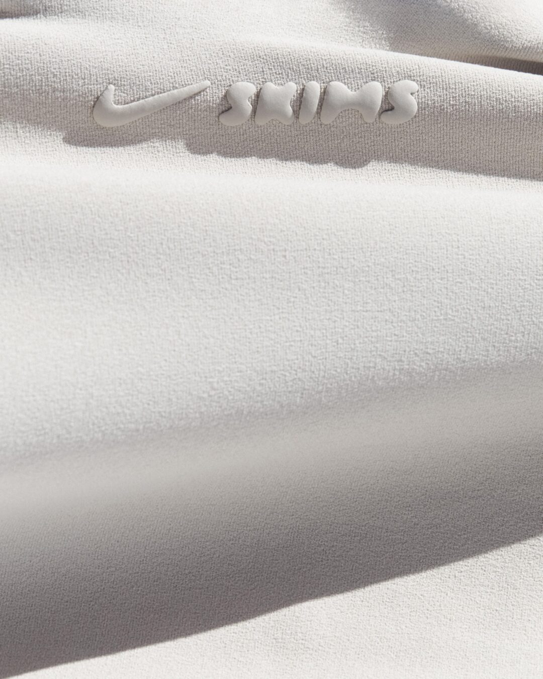 ヨガとピラティス向けに特別にデザインされたNikeSKIMS 2026 “Studio Stretch”が5/15 発売予定 (ナイキ スキムス キム・カーダシアン Kim Kardashian)