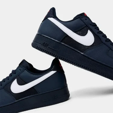 【2026年 6/4 発売予定】NIKE AIR FORCE 1 LOW RETRO QS “Stars/Obsidian/University Red” (ナイキ エア フォース 1 ロー レトロ “スターツ/オブシディアン/レッド”) [IO9557-900]