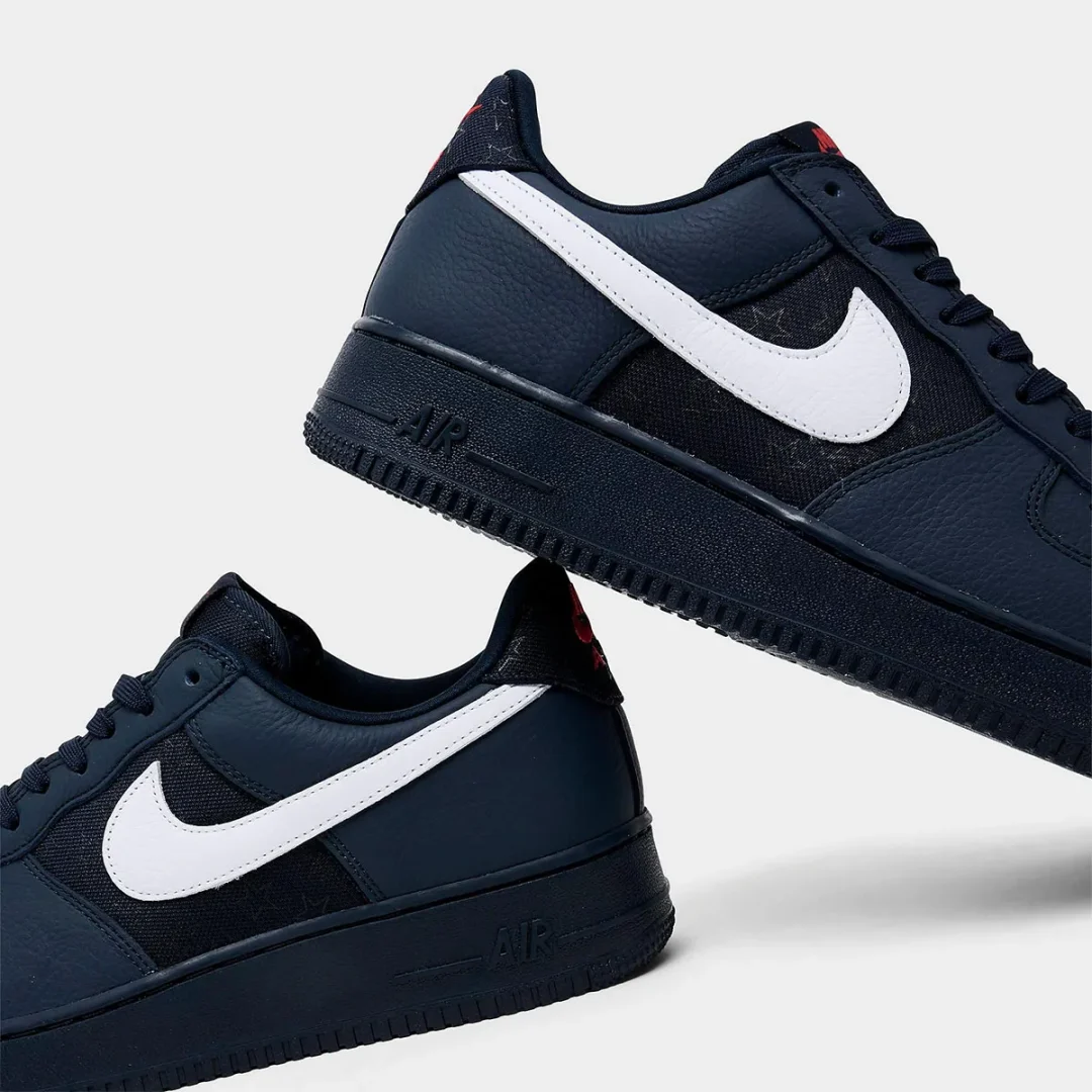 【2026年 6/4 発売予定】NIKE AIR FORCE 1 LOW RETRO QS “Stars/Obsidian/University Red” (ナイキ エア フォース 1 ロー レトロ “スターツ/オブシディアン/レッド”) [IO9557-900]