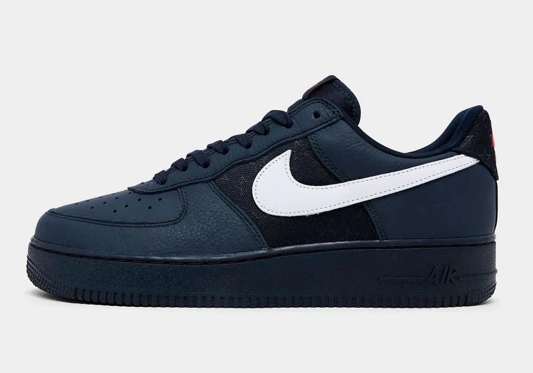 【2026年 6/4 発売予定】NIKE AIR FORCE 1 LOW RETRO QS “Stars/Obsidian/University Red” (ナイキ エア フォース 1 ロー レトロ “スターツ/オブシディアン/レッド”) [IO9557-900]