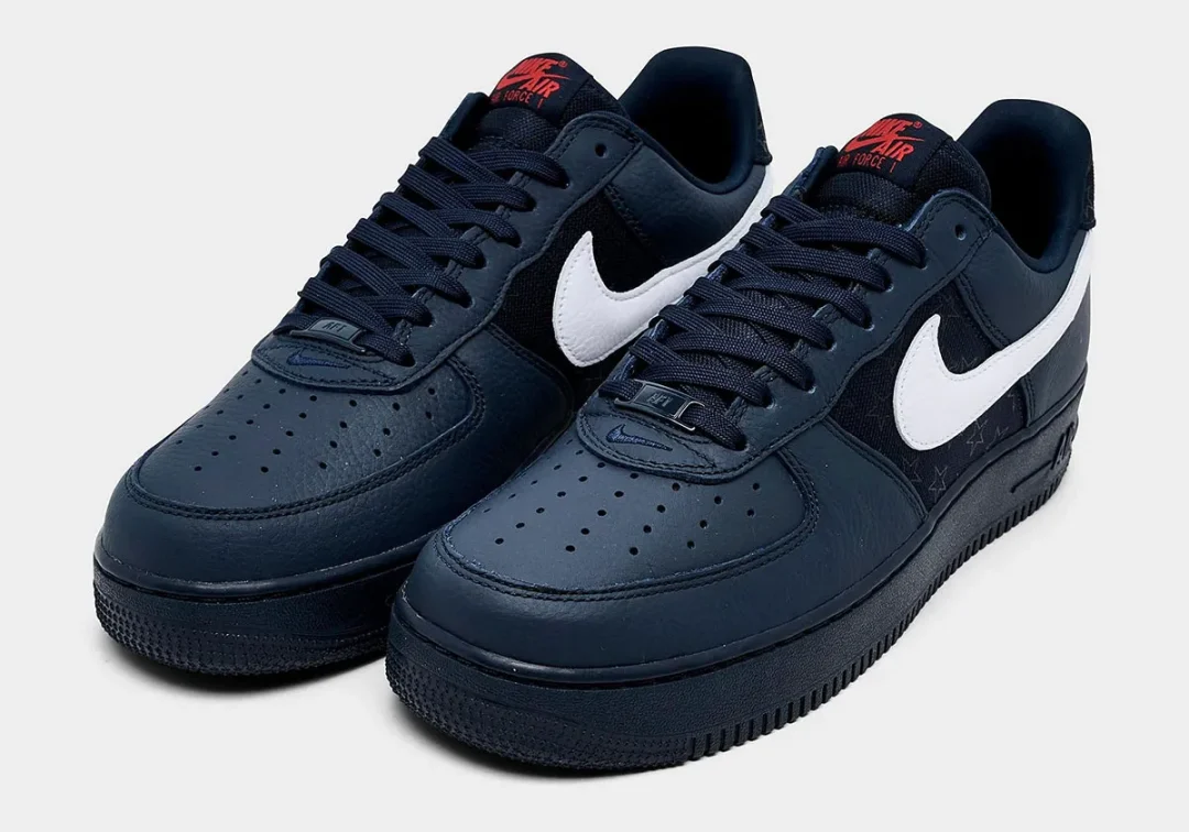 【2026年 6/4 発売予定】NIKE AIR FORCE 1 LOW RETRO QS “Stars/Obsidian/University Red” (ナイキ エア フォース 1 ロー レトロ “スターツ/オブシディアン/レッド”) [IO9557-900]