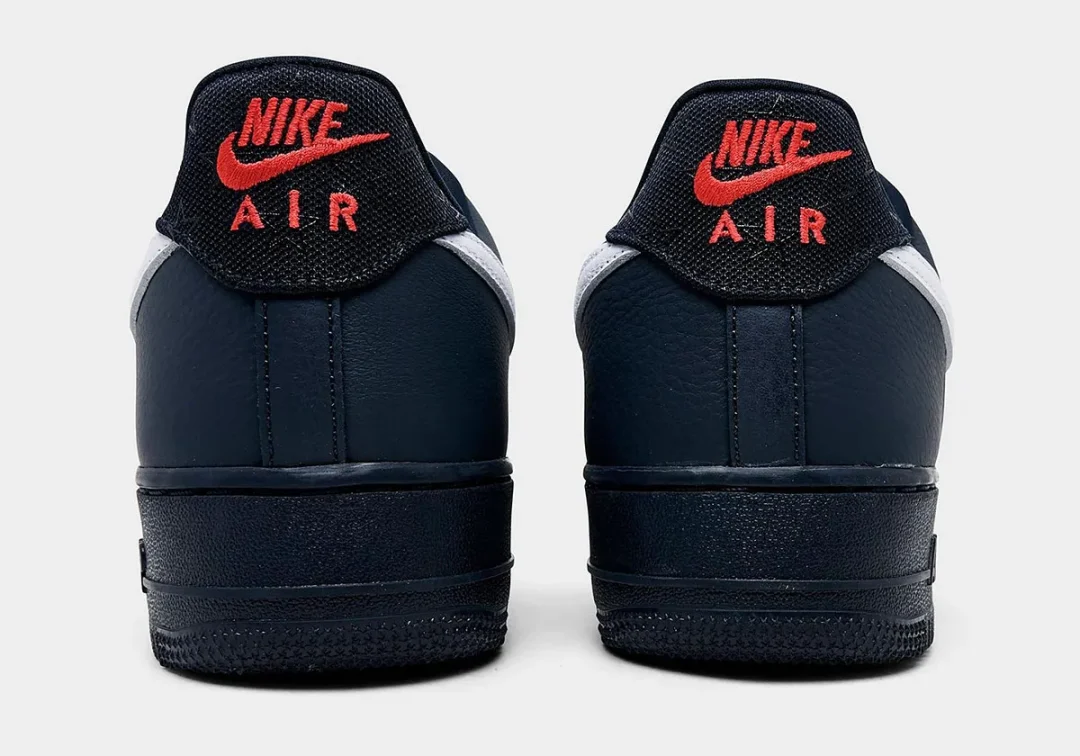 【2026年 6/4 発売予定】NIKE AIR FORCE 1 LOW RETRO QS “Stars/Obsidian/University Red” (ナイキ エア フォース 1 ロー レトロ “スターツ/オブシディアン/レッド”) [IO9557-900]