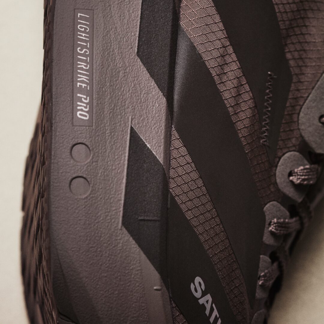 【2026年 5/25 発売】SATISFY × adidas ADIZERO ADIOS PRO 4 (アディダス サティスファイ アディゼロ アディオス プロ) [KH8439/KH8441/KH8442]