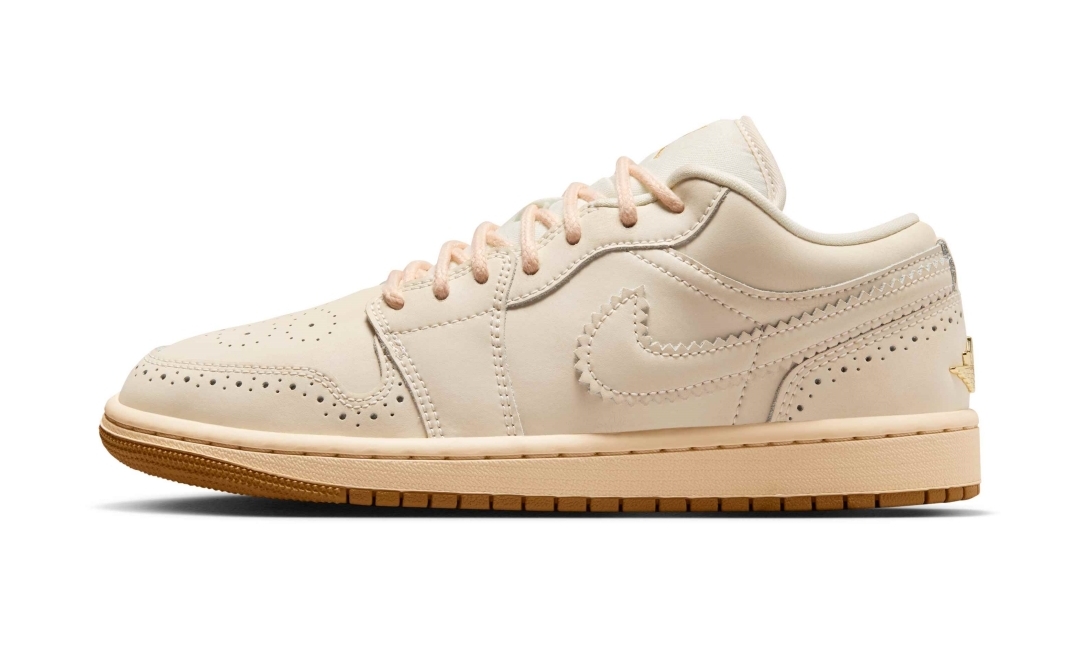 【2026年 発売予定】NIKE W AIR JORDAN 1 LOW SE V2 “Brogue/Chalk/Metallic Gold” (ナイキ エア ジョーダン ロー “ブローグブラック/チョーク/ゴールド”) [IO0759-100]