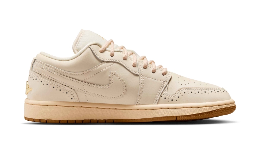 【2026年 発売予定】NIKE W AIR JORDAN 1 LOW SE V2 “Brogue/Chalk/Metallic Gold” (ナイキ エア ジョーダン ロー “ブローグブラック/チョーク/ゴールド”) [IO0759-100]