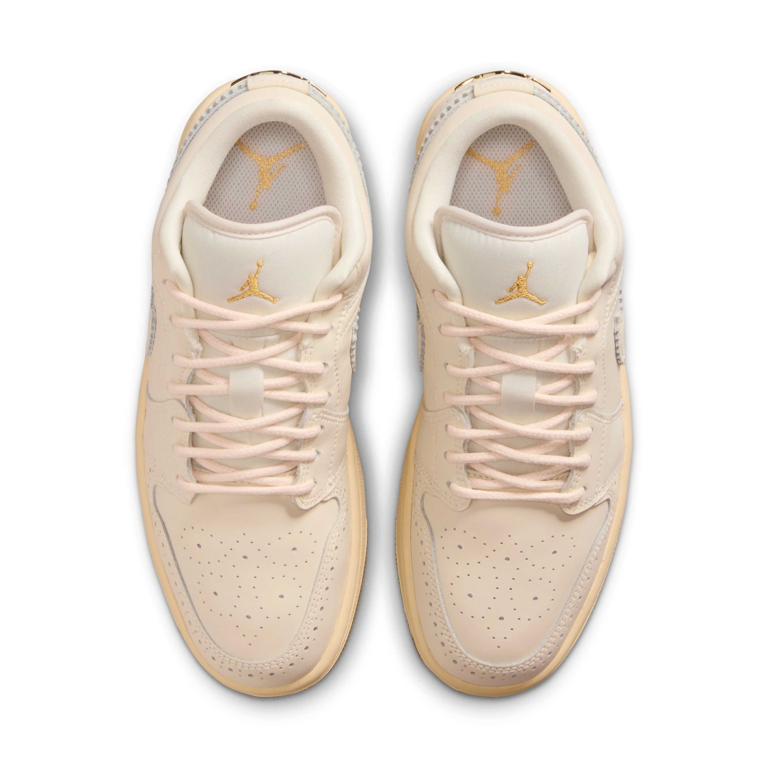 【2026年 発売予定】NIKE W AIR JORDAN 1 LOW SE V2 “Brogue/Chalk/Metallic Gold” (ナイキ エア ジョーダン ロー “ブローグブラック/チョーク/ゴールド”) [IO0759-100]