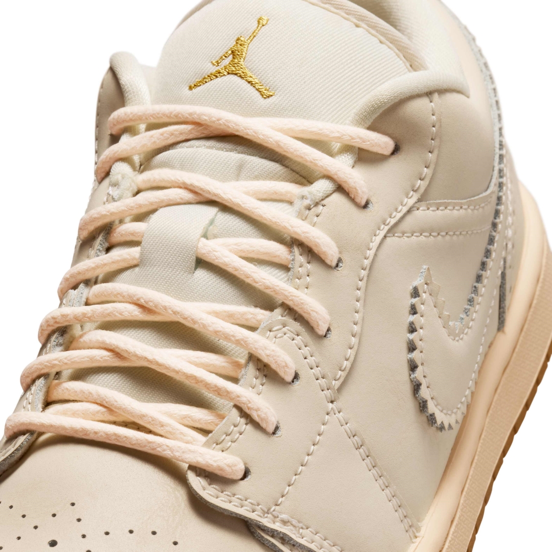 【2026年 発売予定】NIKE W AIR JORDAN 1 LOW SE V2 “Brogue/Chalk/Metallic Gold” (ナイキ エア ジョーダン ロー “ブローグブラック/チョーク/ゴールド”) [IO0759-100]