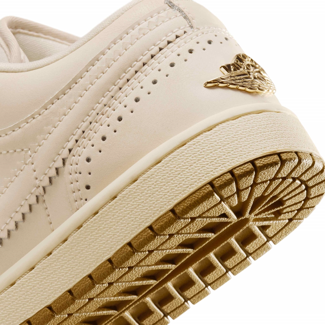 【2026年 発売予定】NIKE W AIR JORDAN 1 LOW SE V2 “Brogue/Chalk/Metallic Gold” (ナイキ エア ジョーダン ロー “ブローグブラック/チョーク/ゴールド”) [IO0759-100]