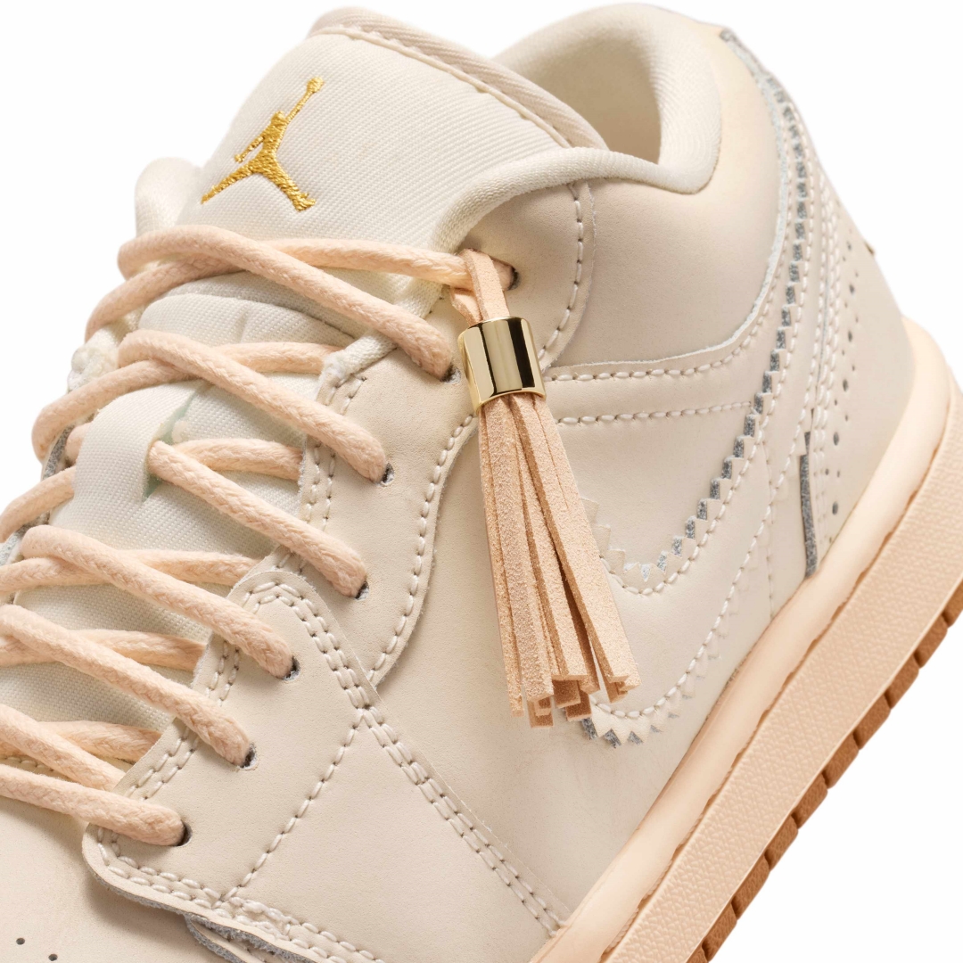 【2026年 発売予定】NIKE W AIR JORDAN 1 LOW SE V2 “Brogue/Chalk/Metallic Gold” (ナイキ エア ジョーダン ロー “ブローグブラック/チョーク/ゴールド”) [IO0759-100]