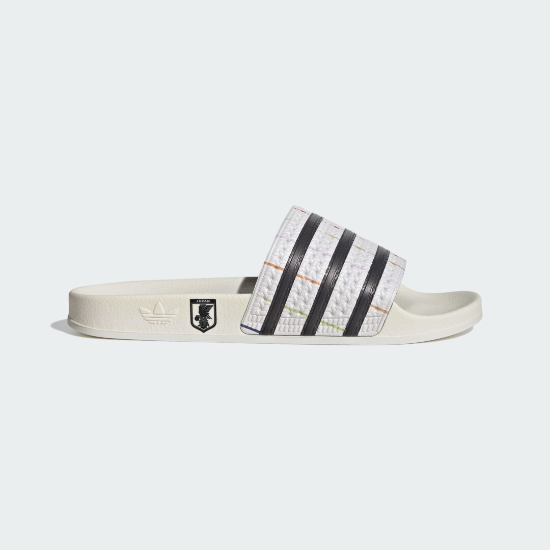 「サッカー日本代表 2026 アウェイ ユニフォーム」のデザインを採用したadidas Originals TREFOIL SLIDE JFA “White/Black”が2026年 6/26 発売 (アディダス オリジナルス トレフォイル サンダル) [KZ9400]