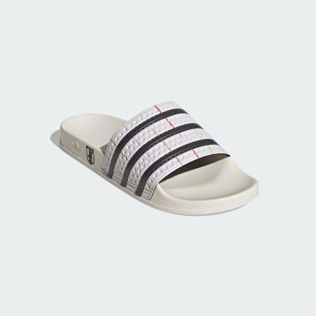 「サッカー日本代表 2026 アウェイ ユニフォーム」のデザインを採用したadidas Originals TREFOIL SLIDE JFA “White/Black”が2026年 6/26 発売 (アディダス オリジナルス トレフォイル サンダル) [KZ9400]