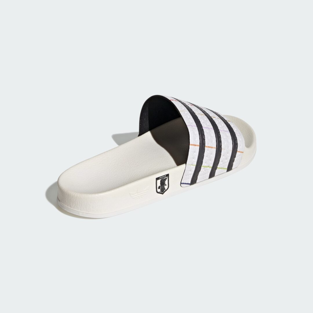 「サッカー日本代表 2026 アウェイ ユニフォーム」のデザインを採用したadidas Originals TREFOIL SLIDE JFA “White/Black”が2026年 6/26 発売 (アディダス オリジナルス トレフォイル サンダル) [KZ9400]