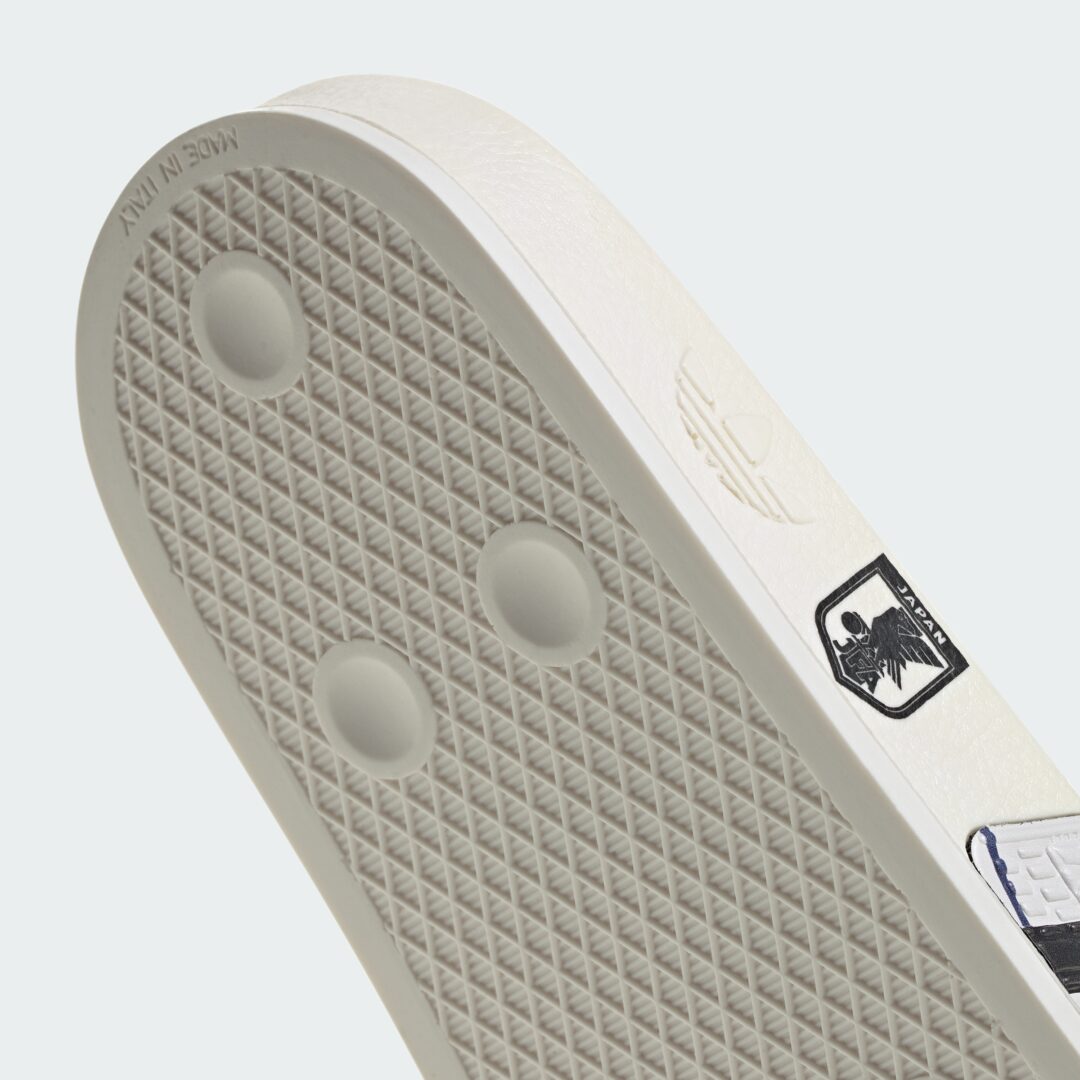 「サッカー日本代表 2026 アウェイ ユニフォーム」のデザインを採用したadidas Originals TREFOIL SLIDE JFA “White/Black”が2026年 6/26 発売 (アディダス オリジナルス トレフォイル サンダル) [KZ9400]