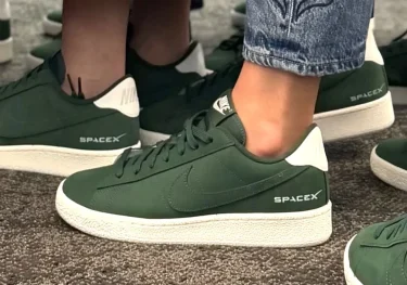 スペースX ロゴカスタムしたNIKE TENNIS CLASSIC "Fir/Sail"が登場 (Space Exploration Technologies Corp SpaceX SPCX ナイキ テニス クラシック)