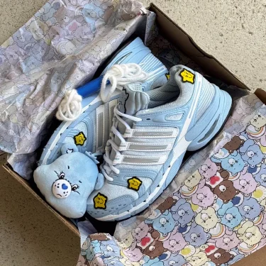 【2026年 7/1 発売予定】Care Bears x adidas Originals Adistar Control 5 (ケアベア アディダス オリジナルス アディスター コントロール) [KK2606]
