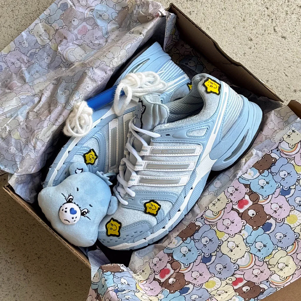【2026年 7/1 発売予定】Care Bears x adidas Originals Adistar Control 5 (ケアベア アディダス オリジナルス アディスター コントロール) [KK2606]