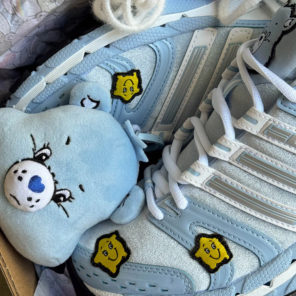 【2026年 7/1 発売予定】Care Bears x adidas Originals Adistar Control 5 (ケアベア アディダス オリジナルス アディスター コントロール) [KK2606]