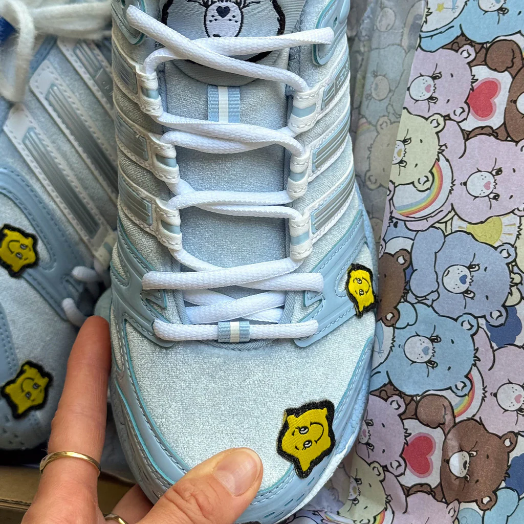 【2026年 7/1 発売予定】Care Bears x adidas Originals Adistar Control 5 (ケアベア アディダス オリジナルス アディスター コントロール) [KK2606]