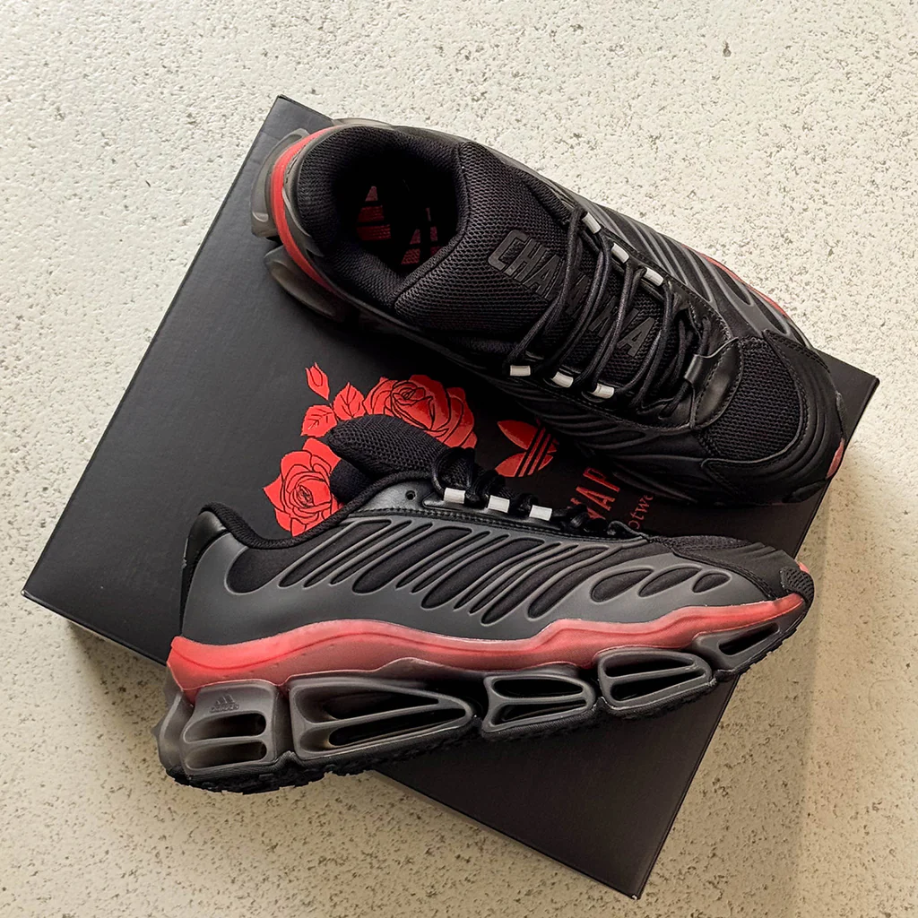 【2026年 6/10 発売】Willy Chavarria × adidas Originals 2026 SS MEGARIDE AG “Core Black/Red” (ウィリーチャバリア アディダス オリジナルス メガライド “ブラック/レッド”) [KJ2041]