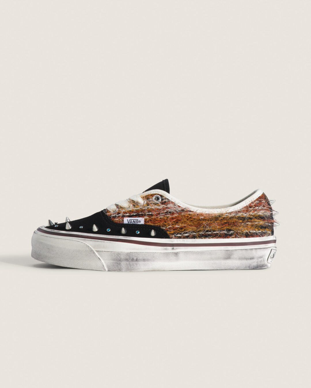 VANS ブランドの原点「Authentic」にフォーカスしたモヘア素材とスタッズで彩る新作コレクションが2026年 6/18 発売 (バンズ オーセンティック)