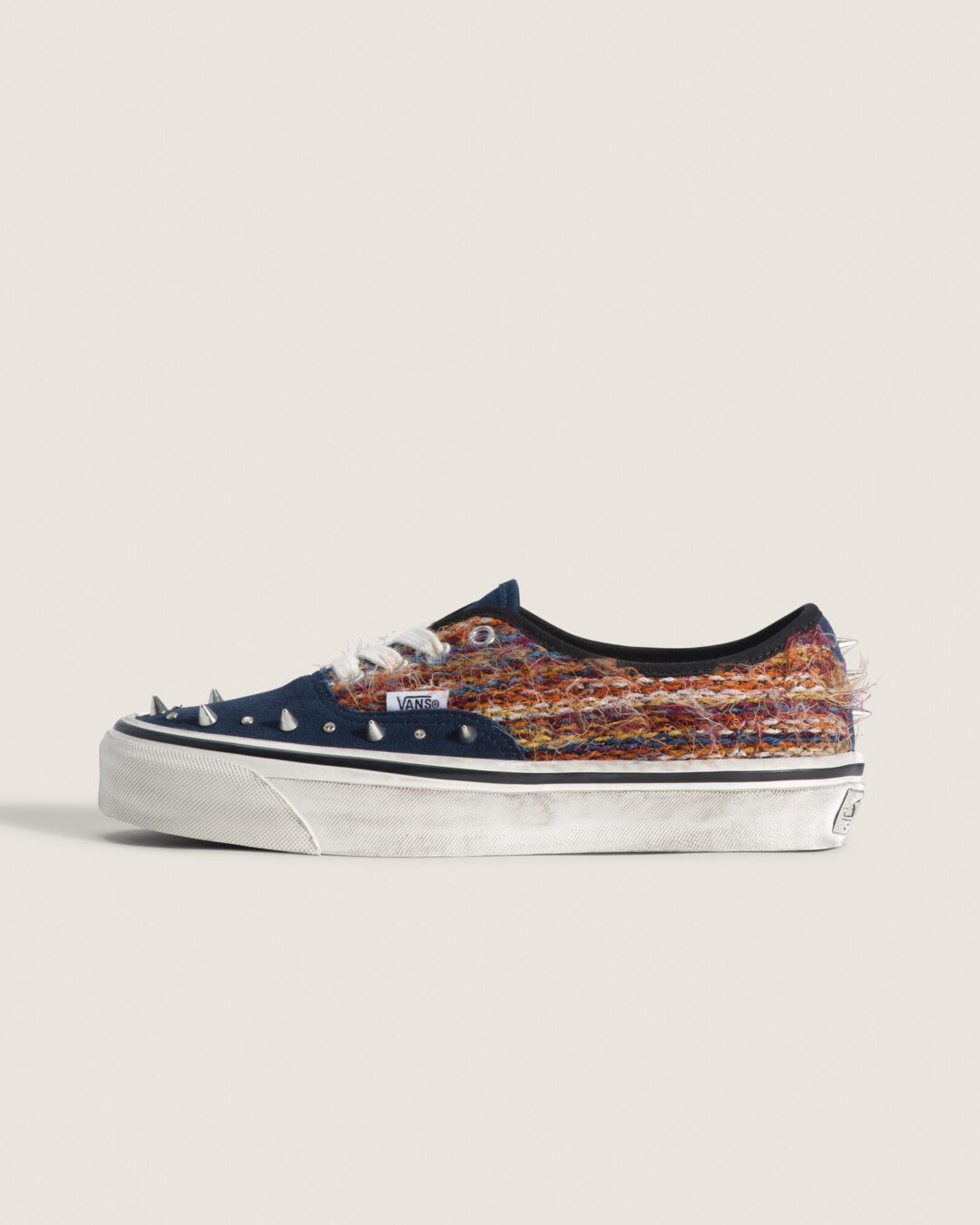 VANS ブランドの原点「Authentic」にフォーカスしたモヘア素材とスタッズで彩る新作コレクションが2026年 6/18 発売 (バンズ オーセンティック)