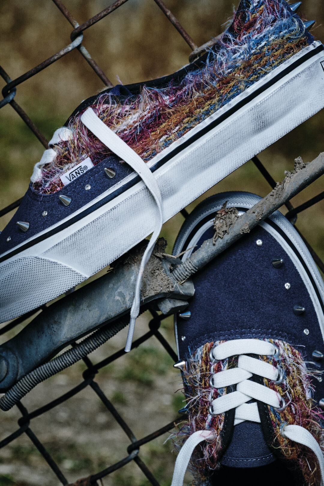 VANS ブランドの原点「Authentic」にフォーカスしたモヘア素材とスタッズで彩る新作コレクションが2026年 6/18 発売 (バンズ オーセンティック)