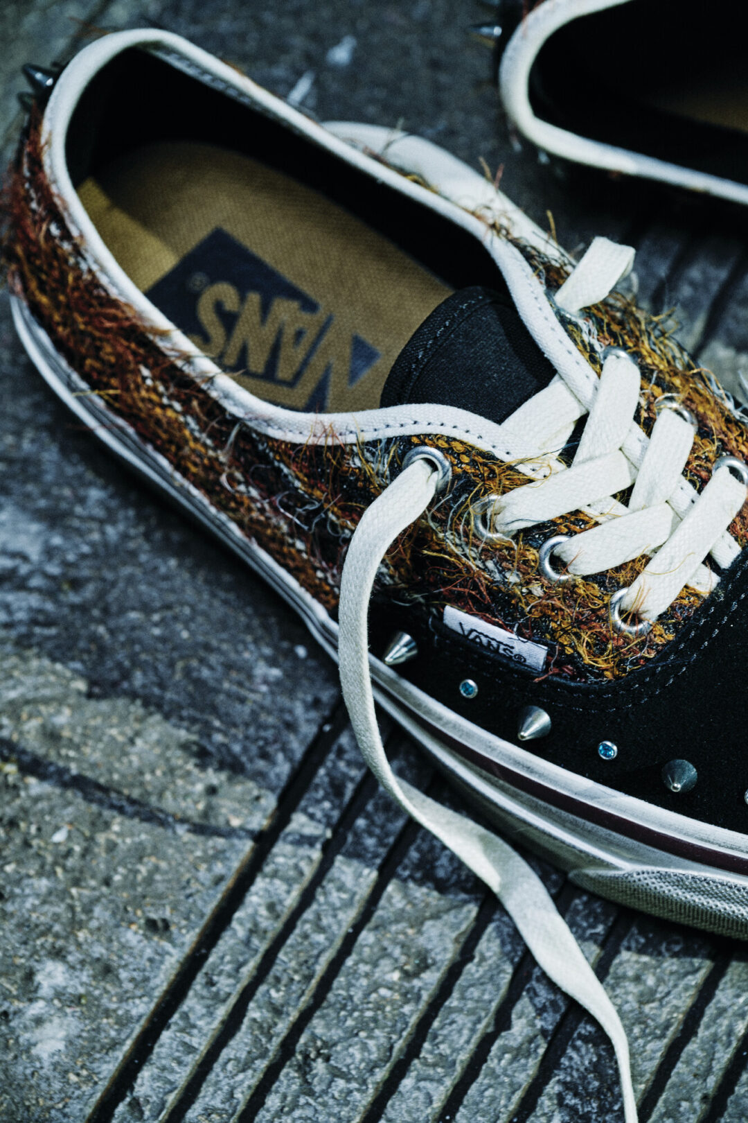 VANS ブランドの原点「Authentic」にフォーカスしたモヘア素材とスタッズで彩る新作コレクションが2026年 6/18 発売 (バンズ オーセンティック)