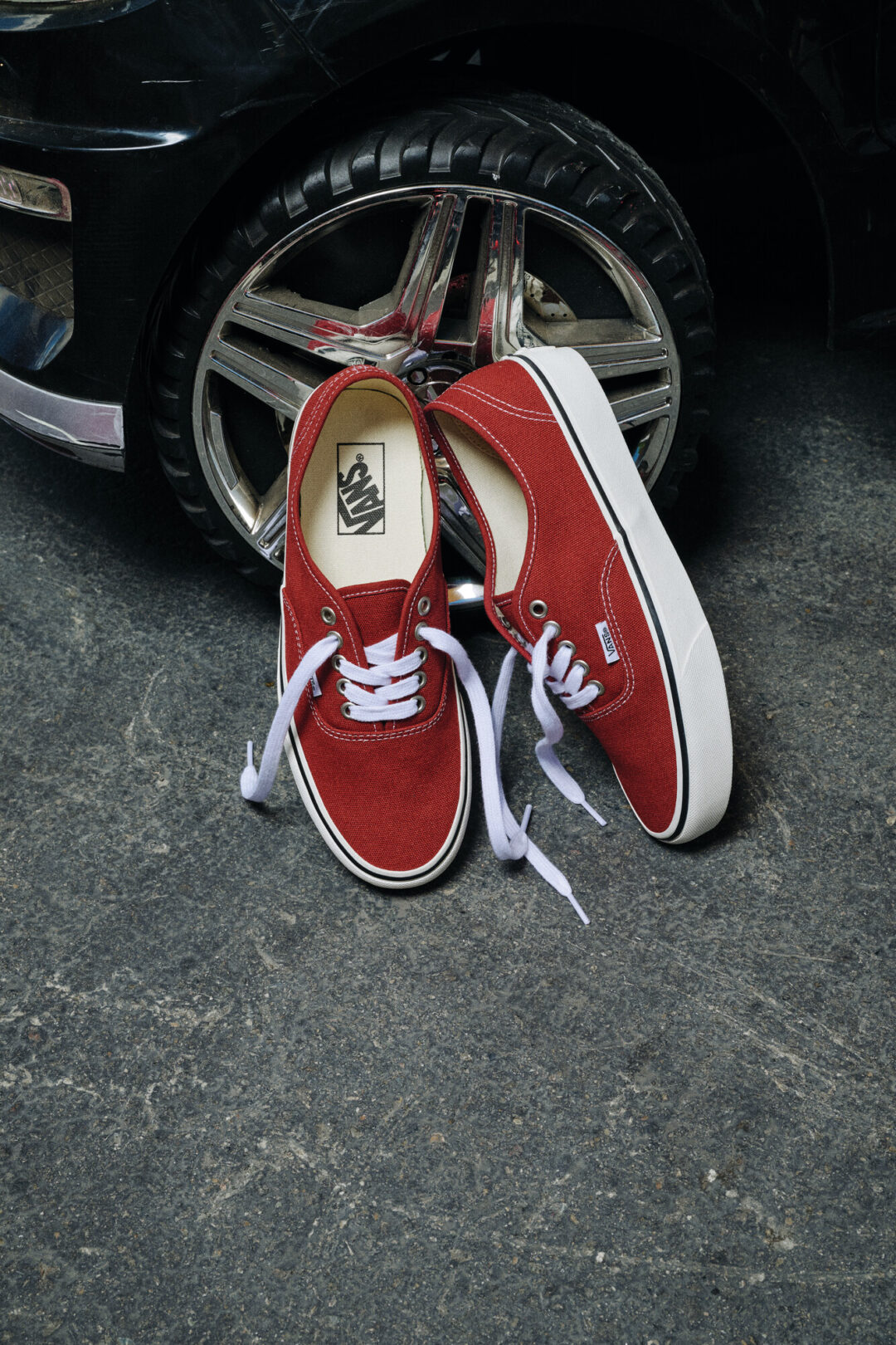 VANS ブランドの原点「Authentic」にフォーカスしたモヘア素材とスタッズで彩る新作コレクションが2026年 6/18 発売 (バンズ オーセンティック)