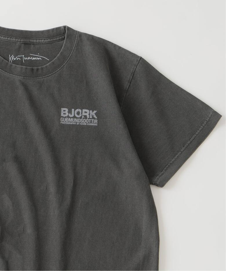 若き日の「Bjork」の象徴的なポートレートを落とし込んだ”PHOTO TEE “PORTRAIT” by Kevin Cummins”が2026年 7月上旬 発売 (ビョーク)
