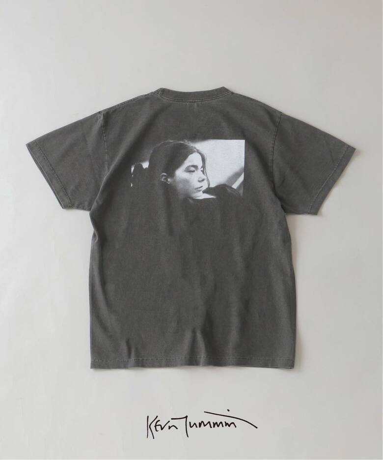 若き日の「Bjork」の象徴的なポートレートを落とし込んだ”PHOTO TEE “PORTRAIT” by Kevin Cummins”が2026年 7月上旬 発売 (ビョーク)