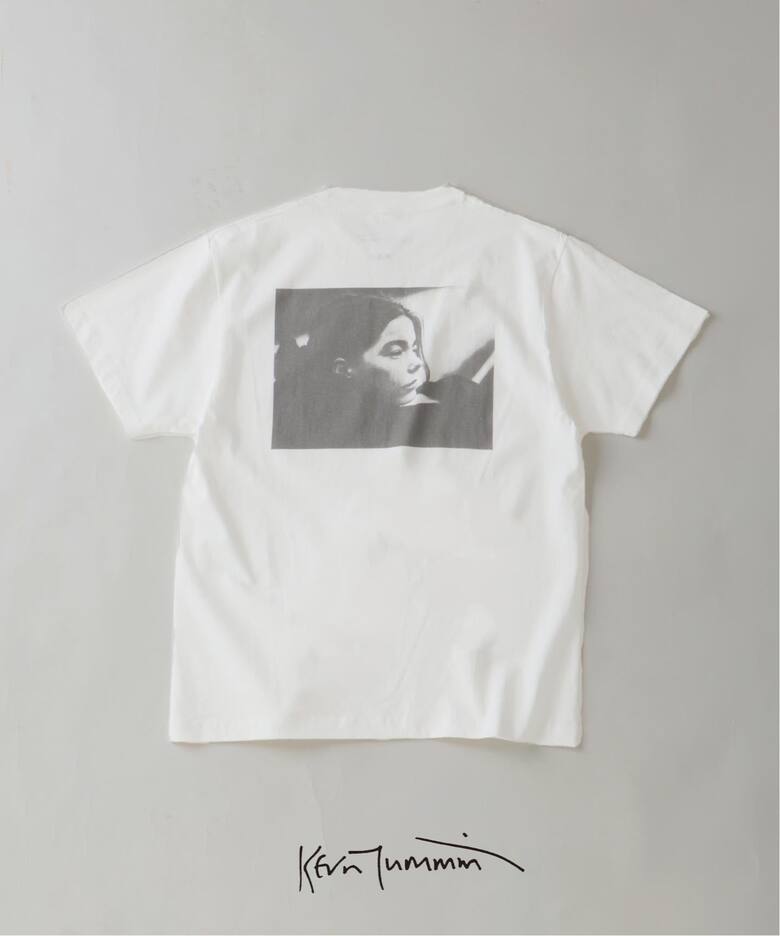 若き日の「Bjork」の象徴的なポートレートを落とし込んだ”PHOTO TEE “PORTRAIT” by Kevin Cummins”が2026年 7月上旬 発売 (ビョーク)
