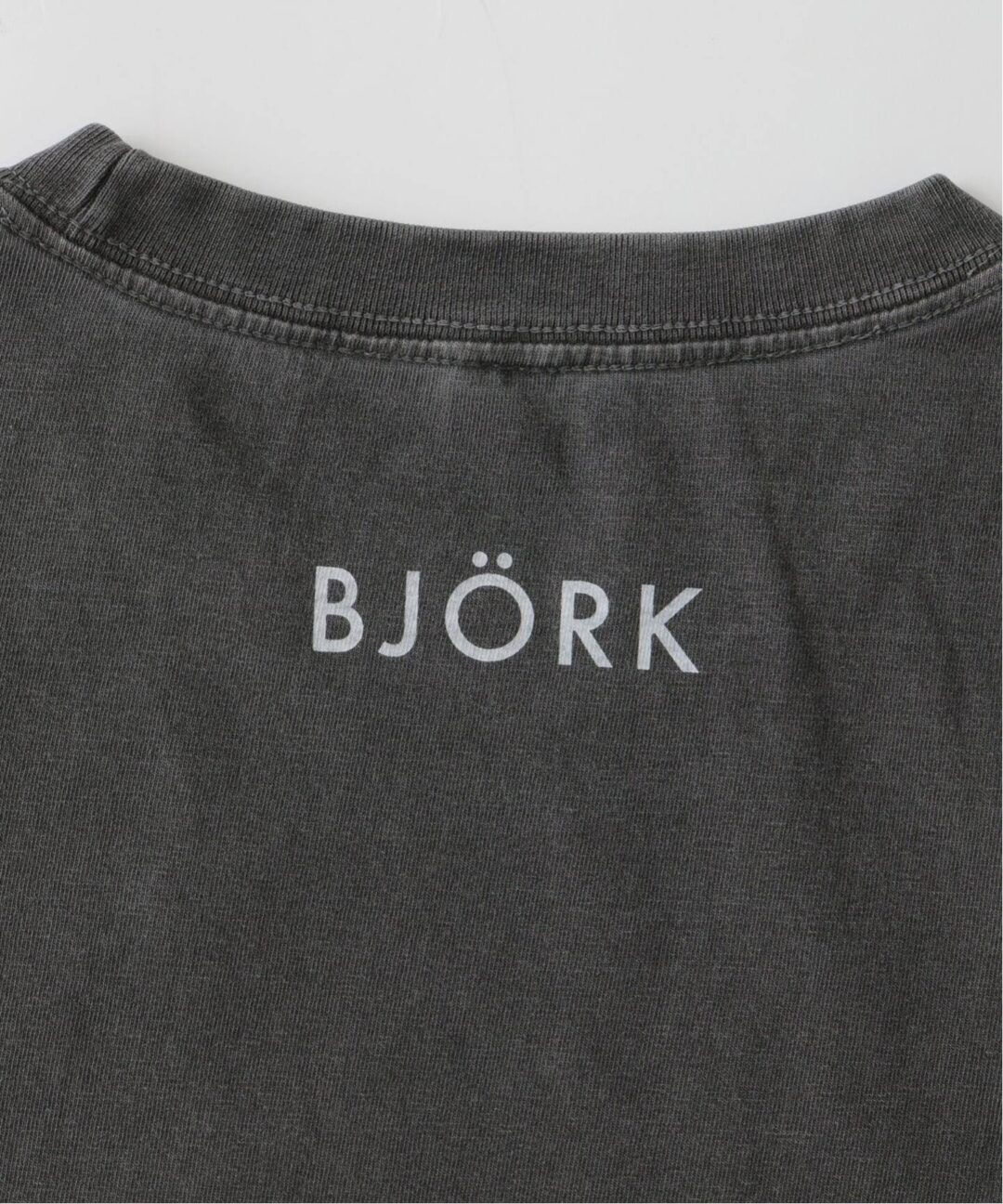 若き日の「Bjork」の象徴的なポートレートを落とし込んだ”PHOTO TEE “PORTRAIT” by Kevin Cummins”が2026年 7月上旬 発売 (ビョーク)