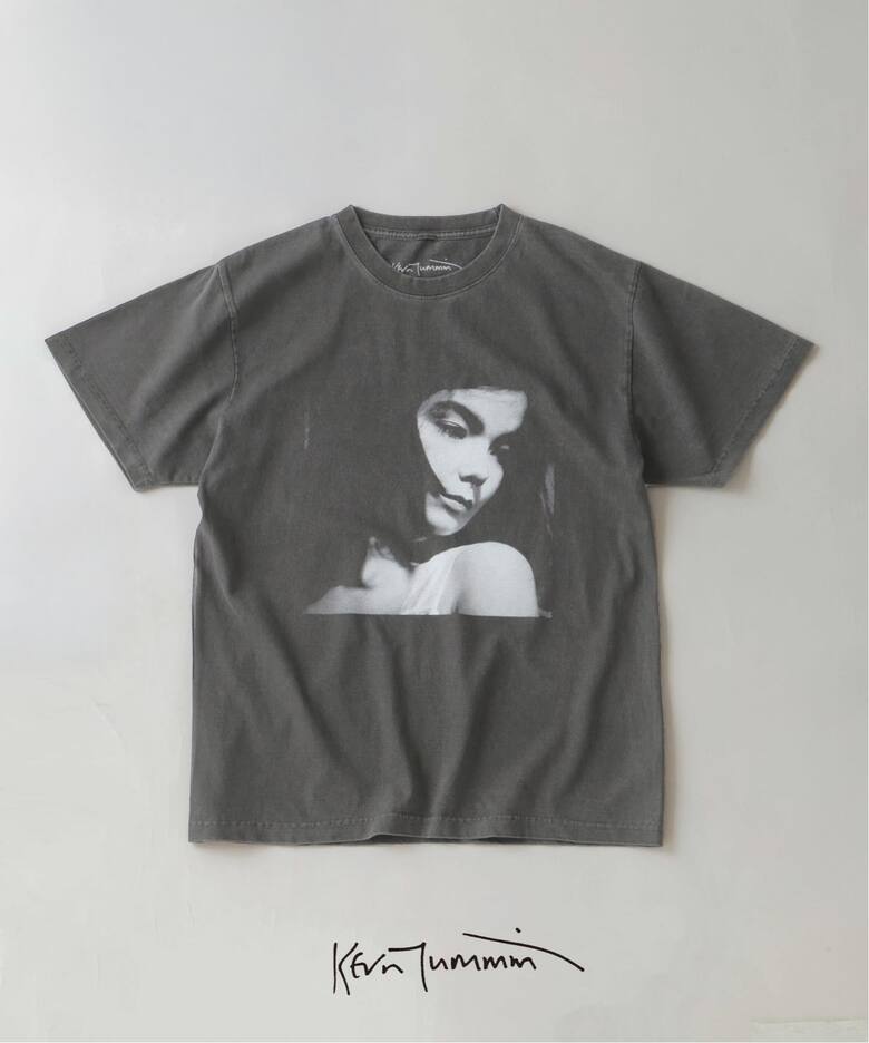 若き日の「Bjork」の象徴的なポートレートを落とし込んだ”PHOTO TEE “PORTRAIT” by Kevin Cummins”が2026年 7月上旬 発売 (ビョーク)