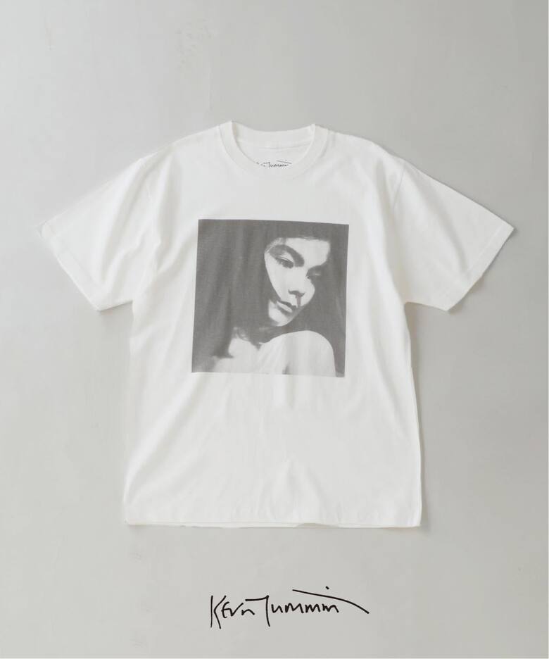 若き日の「Bjork」の象徴的なポートレートを落とし込んだ”PHOTO TEE “PORTRAIT” by Kevin Cummins”が2026年 7月上旬 発売 (ビョーク)