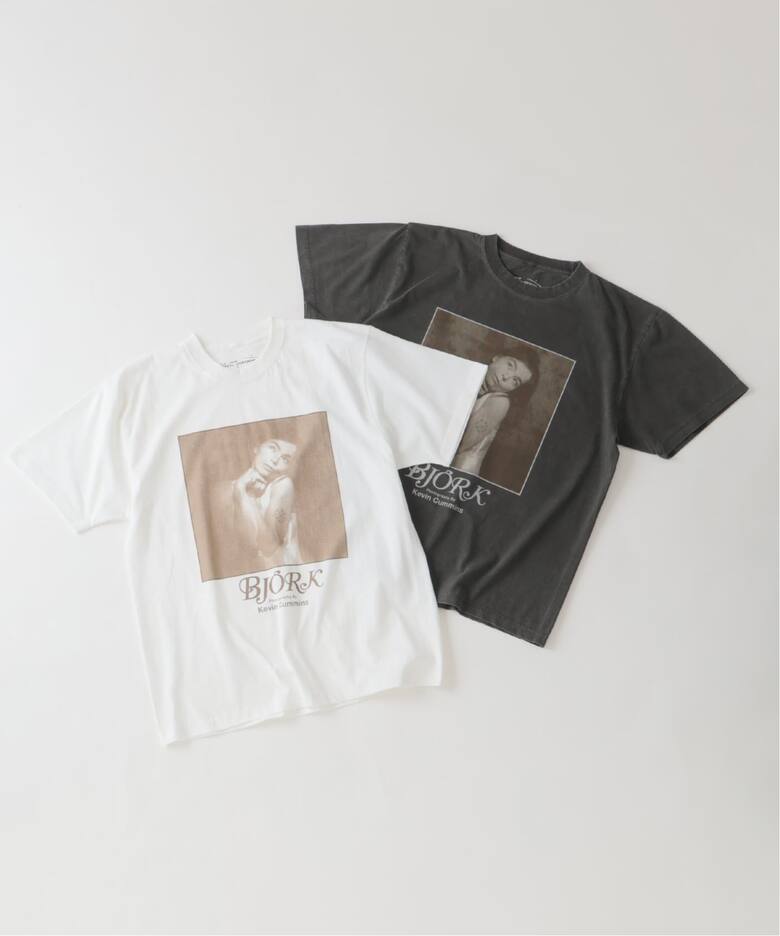 若き日の「Bjork」の象徴的なポートレートを落とし込んだ”PHOTO TEE “PORTRAIT” by Kevin Cummins”が2026年 7月上旬 発売 (ビョーク)