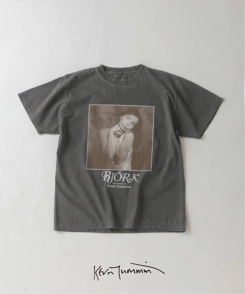 若き日の「Bjork」の象徴的なポートレートを落とし込んだ”PHOTO TEE “PORTRAIT” by Kevin Cummins”が2026年 7月上旬 発売 (ビョーク)