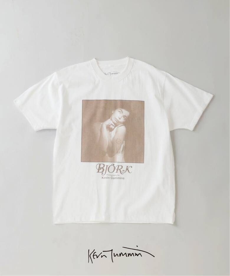 若き日の「Bjork」の象徴的なポートレートを落とし込んだ”PHOTO TEE “PORTRAIT” by Kevin Cummins”が2026年 7月上旬 発売 (ビョーク)