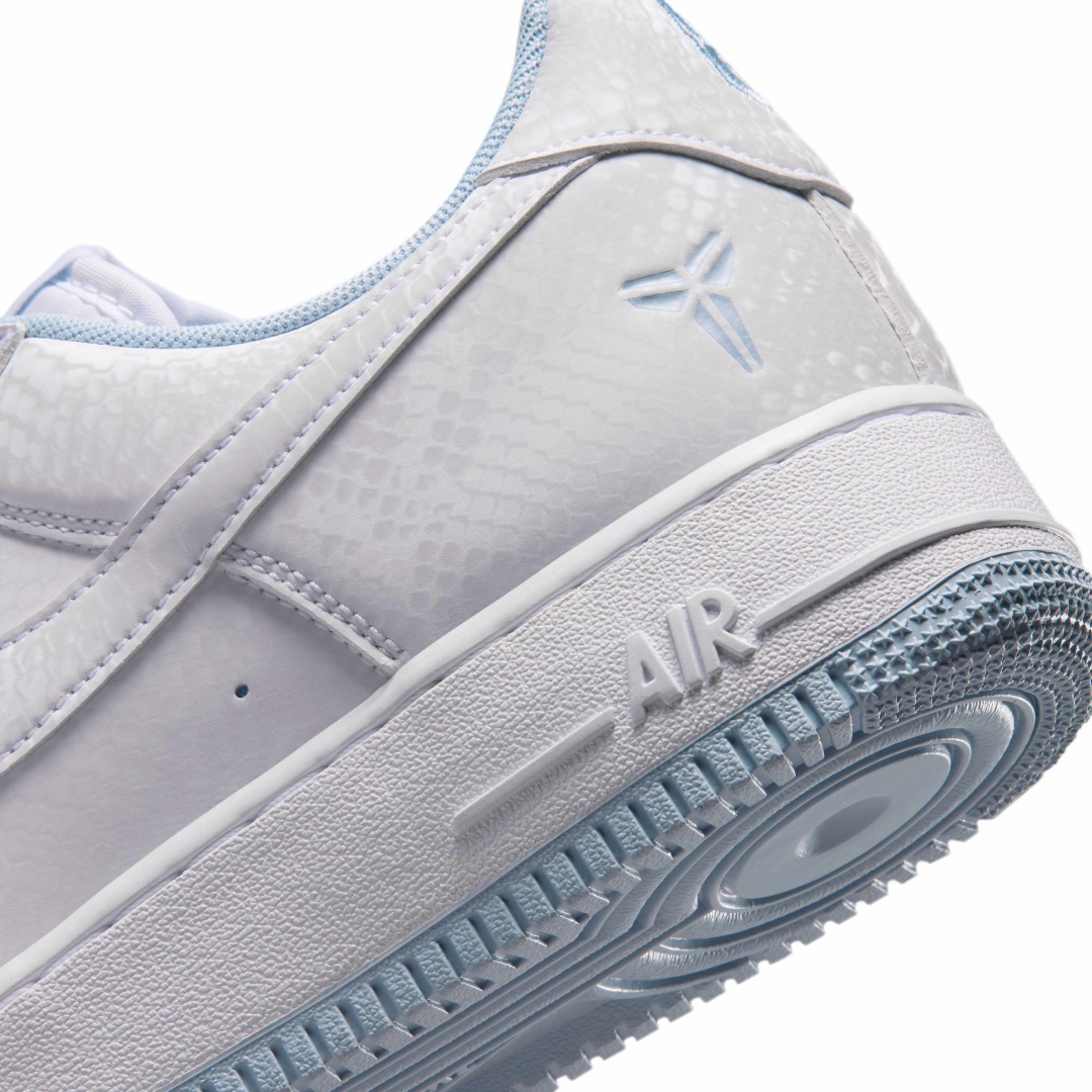 【2026年 7/1 発売】Kobe Bryant × NIKE AIR FORCE 1 LOW “White/Armory Blue” (コービー・ブライアント ナイキ エア フォース 1 ロー “ホワイト/アーモリーブルー”) [IB0018-103]