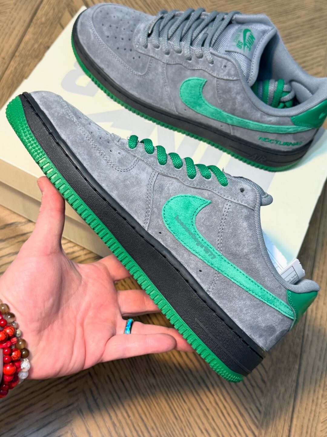 【2026年 秋 発売予定】Nocturnal x NIKE SB AIR FORCE 1 LOW “Color of the Month/Cool Grey/Court Green” (ノクターナル ナイキ エア フォース 1 ロー “カラー オブ ザ マンス/グレー/グリーン”) [IV6099-003]