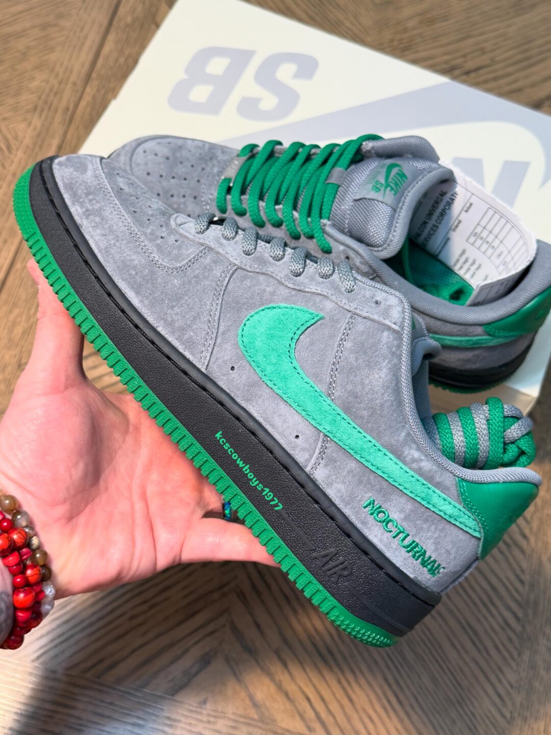 【2026年 秋 発売予定】Nocturnal x NIKE SB AIR FORCE 1 LOW “Color of the Month/Cool Grey/Court Green” (ノクターナル ナイキ エア フォース 1 ロー “カラー オブ ザ マンス/グレー/グリーン”) [IV6099-003]