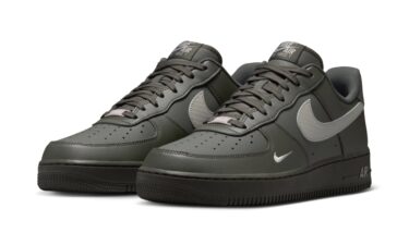 【2026年 6/27 発売】NIKE AIR FORCE 1 07 LOW “Newsprint/College Grey” (ナイキ エア フォース 1 ロー “ニュースプリント/カレッジグレー”) [IV5732-001]