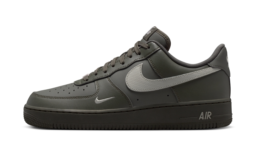 【2026年 6/27 発売】NIKE AIR FORCE 1 07 LOW “Newsprint/College Grey” (ナイキ エア フォース 1 ロー “ニュースプリント/カレッジグレー”) [IV5732-001]