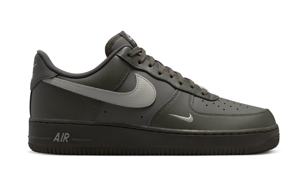 【2026年 6/27 発売】NIKE AIR FORCE 1 07 LOW “Newsprint/College Grey” (ナイキ エア フォース 1 ロー “ニュースプリント/カレッジグレー”) [IV5732-001]