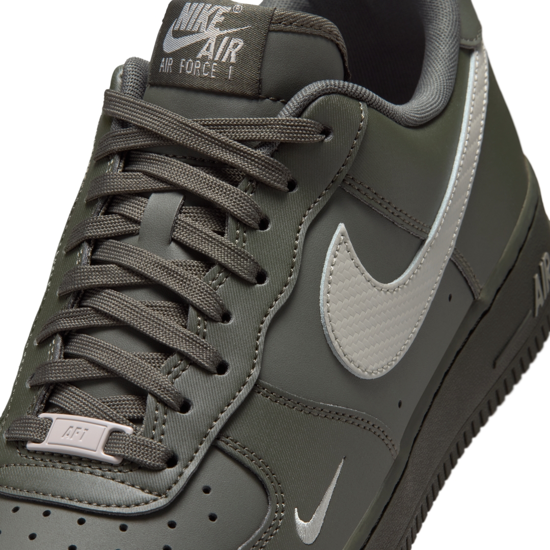 【2026年 6/27 発売】NIKE AIR FORCE 1 07 LOW “Newsprint/College Grey” (ナイキ エア フォース 1 ロー “ニュースプリント/カレッジグレー”) [IV5732-001]