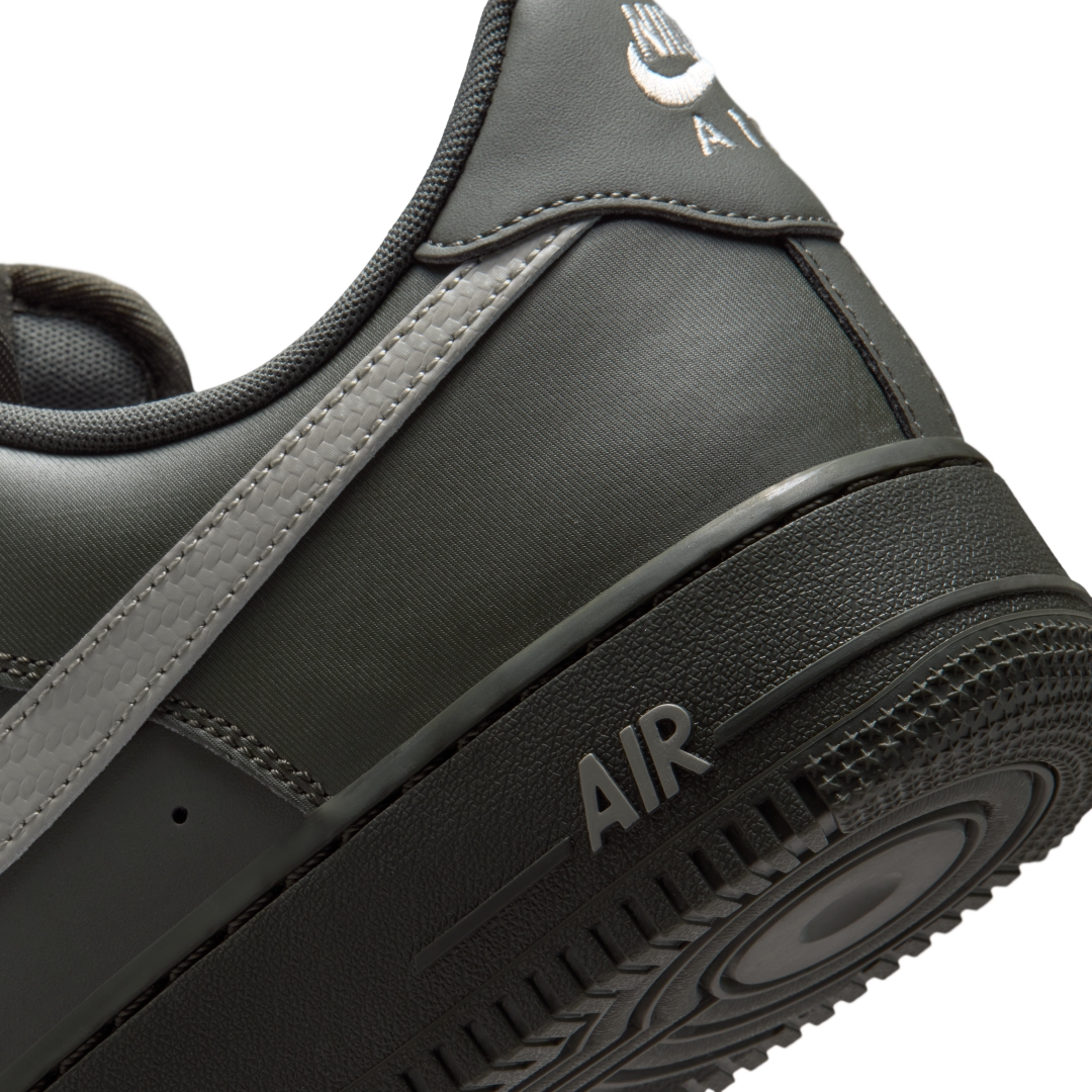 【2026年 6/27 発売】NIKE AIR FORCE 1 07 LOW “Newsprint/College Grey” (ナイキ エア フォース 1 ロー “ニュースプリント/カレッジグレー”) [IV5732-001]