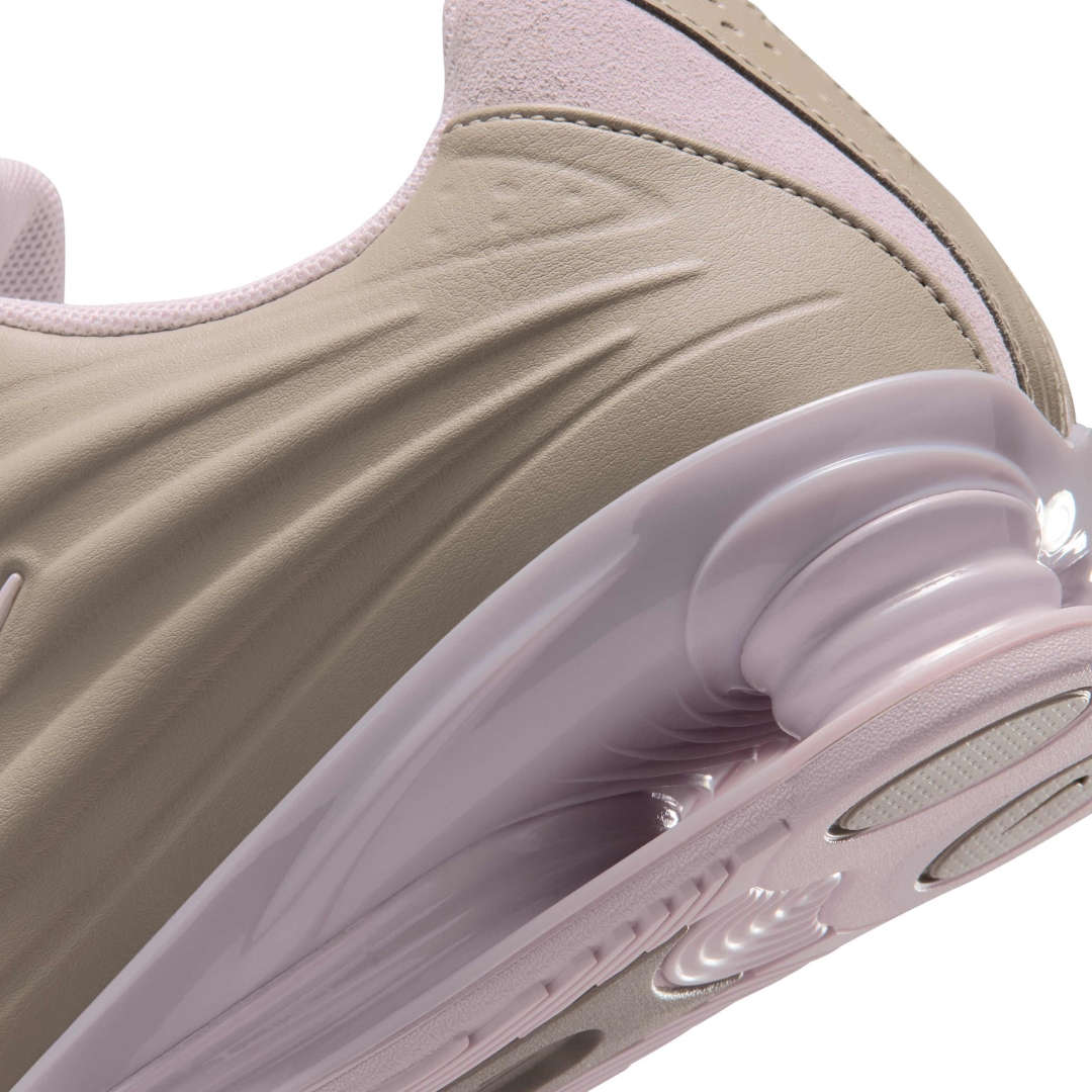 【2026年 6/15 発売】NIKE W SHOX Z “Enigma Stone/Bleached Dry Rack” (ナイキ ショックス ゼット “エニグマストーン/ブリーチドライラック”) [IV6171-001]