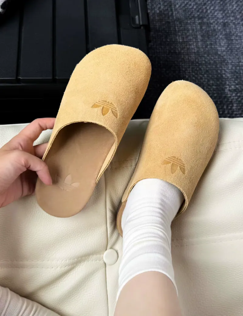 【2026年 6/12 発売】adidas Originals ADIMULE SLIDE “Core Black/Golden Beige” (アディダス オリジナルス アディミュール スライド “ブラック/ベージュ”) [JQ4367/JR3587]