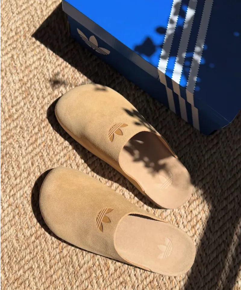 【2026年 6/12 発売】adidas Originals ADIMULE SLIDE “Core Black/Golden Beige” (アディダス オリジナルス アディミュール スライド “ブラック/ベージュ”) [JQ4367/JR3587]