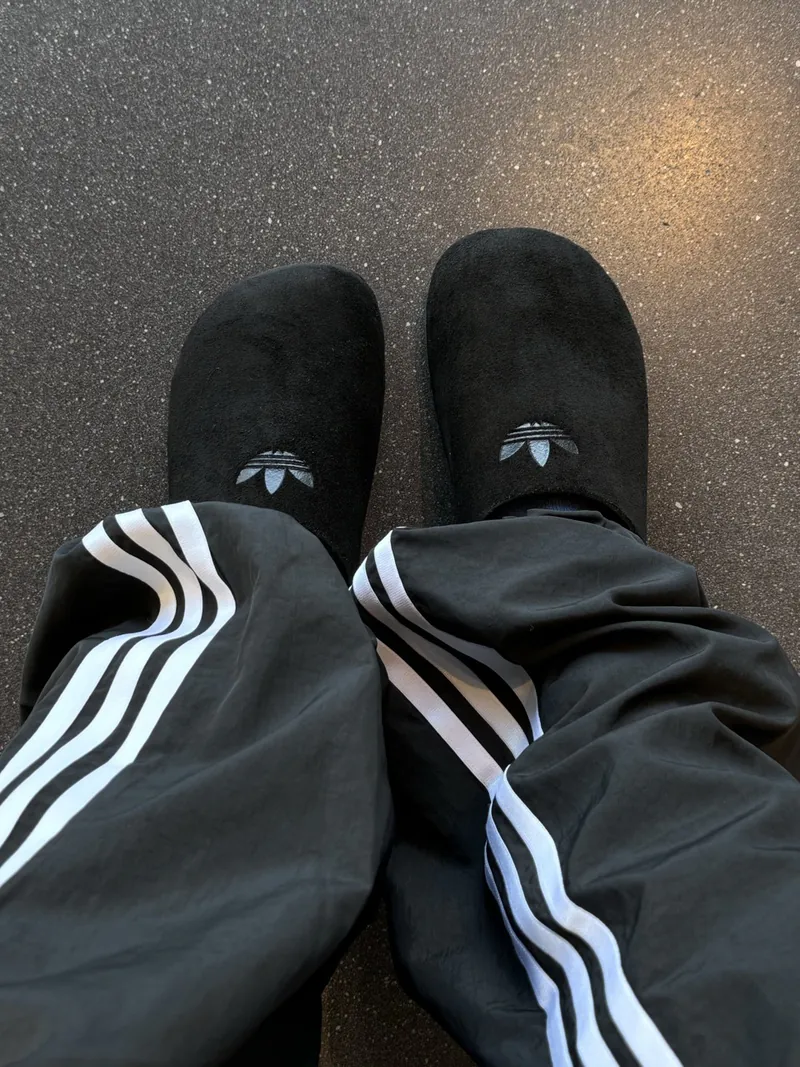 【2026年 6/12 発売】adidas Originals ADIMULE SLIDE “Core Black/Golden Beige” (アディダス オリジナルス アディミュール スライド “ブラック/ベージュ”) [JQ4367/JR3587]